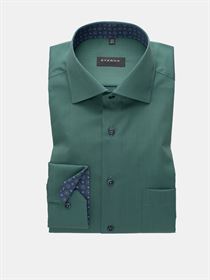 Eterna grøn herreskjorte med mørke knapper. Modern Fit 8100 70 X15K